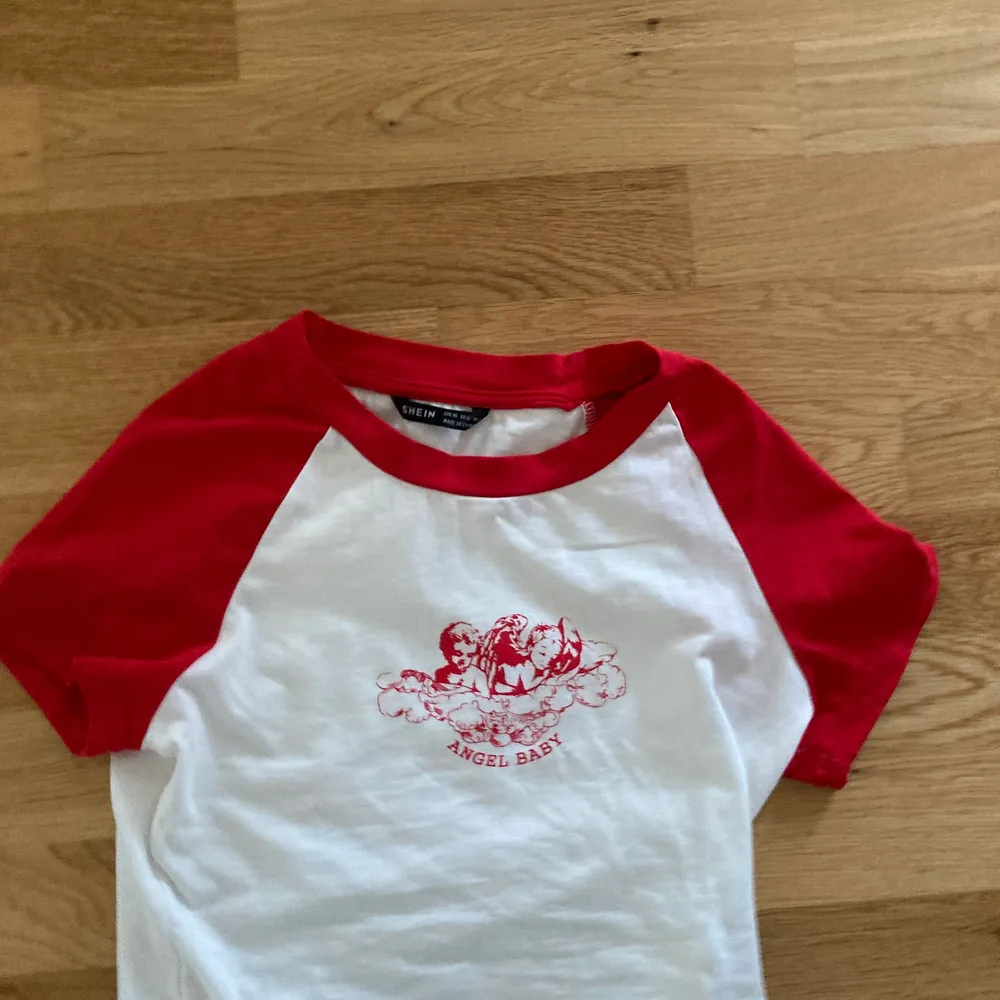 T-shirt❤️ den är kroppar och super söt ☺️ Har aldrig andvänt den💕den är även frön shein 💕frack ska man betala skälv om man inte bror i närheten av mig men det ska diskuteras💕. T-shirts.