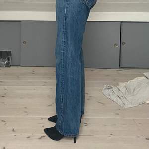Ett par Levis jeans i rak modell, ganska pösiga. Passar M och någon som vill ha pösig s