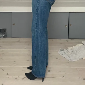 Jeans  - Ett par Levis jeans i rak modell, ganska pösiga. Passar M och någon som vill ha pösig s