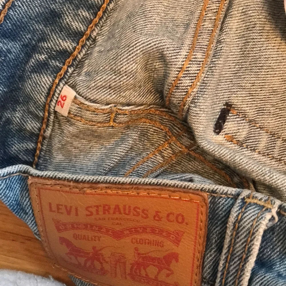 Tighta jeans uppklippta i strl 26. Lite slitna som man vill ha dom!. Jeans & Byxor.