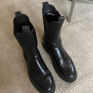 Svarta boots från tamaris. Köptes på magasin i Danmark! Nypris: 2200kr, mitt pris: 1200kr