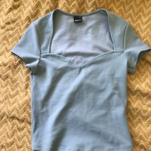 Grön topp - En söt liten topp från Gina, för liten och aldrig använd, jättefin. 