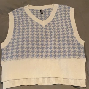 Mönstrad väst - Stickad väst med mönster från H&M. Knappt använd Max 3 gånger. Köparen står för frakten.