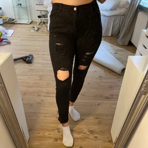 Slitna svart jeans  - Står storlek L på lappen men sitter perfekt på mig som är M! Köpare står för frakt. Jag föredrar att skicka spårbart frakt men det kan absolut ordnas för billigare pris. Samfraktar gärna! Skicka meddelande vid frågor eller fler bilder. Jag ansvarar inte för postens slarv 🛍