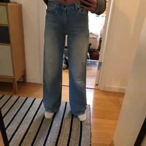 Junkyard wide leg jeans strl 25 - Jättefina ljusblå, vida jeans från junkyard. Endast använda ett fåtal gånger, därför mycket fint skick. Säljer för att de ej kommer till användning. Nypris: 499kr. Frakt tillkommer, kan mötas i Stockholm💕