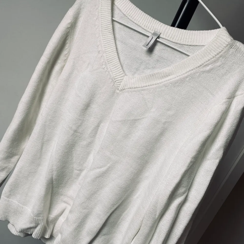 Helt ny vit tröja från Vero Moda, Säljer då jag ej använder den. Pris kan diskuteras vid snabb affär🤍. Stickat.