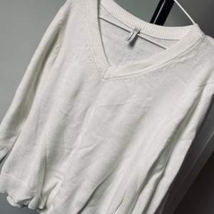 Helt ny vit tröja från Vero Moda, Säljer då jag ej använder den. Pris kan diskuteras vid snabb affär🤍