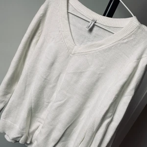 Tröja  - Helt ny vit tröja från Vero Moda, Säljer då jag ej använder den. Pris kan diskuteras vid snabb affär🤍