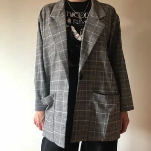 Oversized grårutig kavaj - Säljer en oversized, grårutig kavaj från Monki! Knappt använd och i fint skick. I storleken M, visad på mig som vanligtvis bär XS/S i överdelar. Bara att kontakta mig om du har några fler frågor om plagget! 💕✨