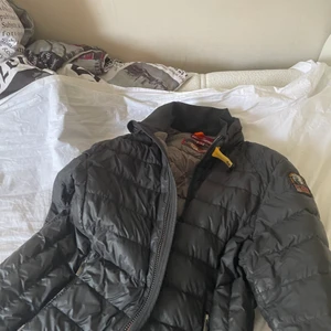 Parajumper jacka storlek M - Hej säljer nu min sons parajumper jacka jätte bra skick köpt för nypris 4700kr för 4 månader sen knappt använd den är Äkta köpt från johnells 
