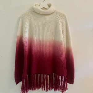 Mysig stickad tröja  - Superlyxigt stickad tröja! Säljer då den är för liten och inte kommer till användning. Köpte i Abu Dhabi för 1500 kr, men säljer för 200 då märket inte är lika trendigt i Sverige.💐💐🌻 Buda/pruta/ställ frågor i kommentarerna🌟