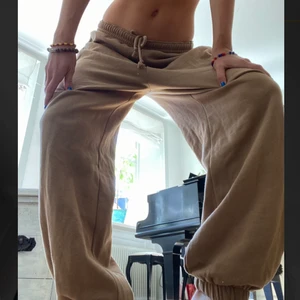 Beiga baggy sweatpants / mjukisbyxor  - Sweatspants nästan oanvända köpta på BIKBok. Färg beige. Stolek M, baggy modell. 