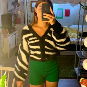 Fluffig svartvit kofta - Som ny, i sjukt mjukt material! Storlek Xs med mycket stretch. Den passar även bra att ha öppen ✌🏼 om många är intresserade kör vi budgivning, fråga om du undrar något 🥰