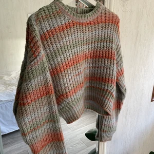 Stickad tröja  - Mysigaste tröjan från Urban outfitters, så himla fina färger! 🌼🌼 högsta bud 220+ frakt, budgivning avslutas 25 augusti kl 20☺️☺️