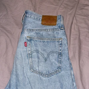 Levis 501 crop  - Säljer mina Levis 501 i fint skick! Storlek 27/30. Nypris 1100kr. Frakt ingår!
