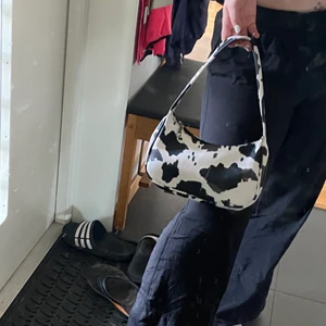 Ko-mönstrad väska - En av de coolaste väskorna jag äger söker nu nytt hem eftersom jag har för många väskor🤍  Den har inga defekter utan ser ut som ny, jag köpte den här på plick för ett bra tag sen så vet tyvärr inte var den är ifrån men det är bra kvalite på den🤍 Köpare står för frakt och frågor samt fler bilder kan fås privat🤍🤍