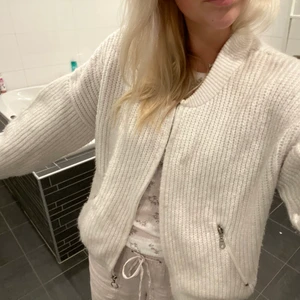 Stickad tröja - Säljer nu min fina stickade tröja! Mysigaste tröjan!! Så fin och passar till allt, köpt för 600kr. Aningen nopprig och liiiiite mörk i ärmarna längt ned (kan skicka bild) men annars gott skick. Har även fickor på sidorna. Skriv vid frågor eller funderingar 🙏🏼🙏🏼🙏🏼
