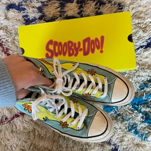 Scooby Doo converse  - Säljer dessa super coola Scooby Doo Converse Chuck 70 Hi i storlek 40, köpte de förra sommarn💕💕