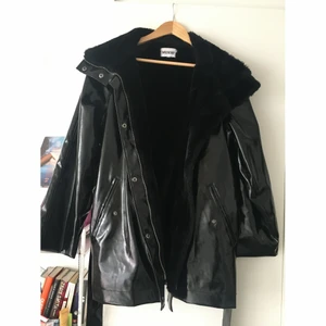 Lackkappa  - Lackjacka från weekday, använd ett fåtal gånger så i bra skick fortfarande. Funkar både mot regn och under kallare årstider tack vare fuskpäls på insidan. 