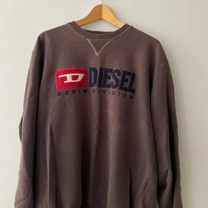 Brun Diesel sweatshirt  - En fin brun sweatshirt som jag har ärvt av min pappa. Jag har inte använt den och den ser inte super använd ut💕 jättefin och lite oversized på mig men inte för mycket☺️ budet: 250kr + frakt💕