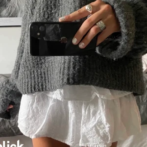 Vit kjol  - Första bilden är lånad! Säljer denna söta kjolen från Kappahl. Strl 134/140 men passar mej som är XS!💓