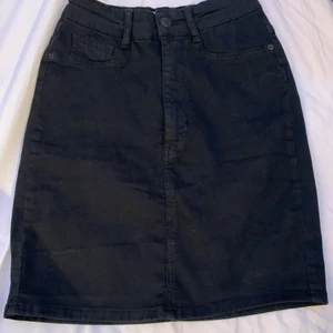 Jeanskjol  - Svart Jeanskjol. Köpt för några år sedan, bra skick. Säljer för den är för liten för mig 