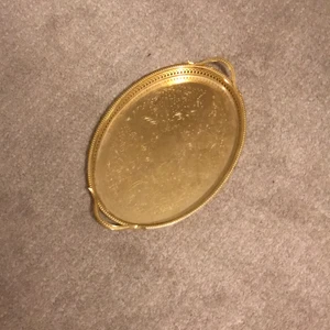 Guld bricka  - Jätte fin guld bricka i äkta guld som tyvärr inte kommer till användning längre. Den är såklart äkta som jag fick av mina farmor. 👵 hoppas den hittar ett hem där den kommer till användning. Priset diskuteras självklart. 