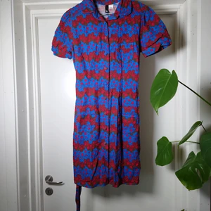 Retroklänning - Retroinspirerad klänning med band i midjan. Ena trådan som håller fast bandet är av, men har man det knutet så märks det inte. Alternativt att man använder den utan band eller syr fast den.:)🍒