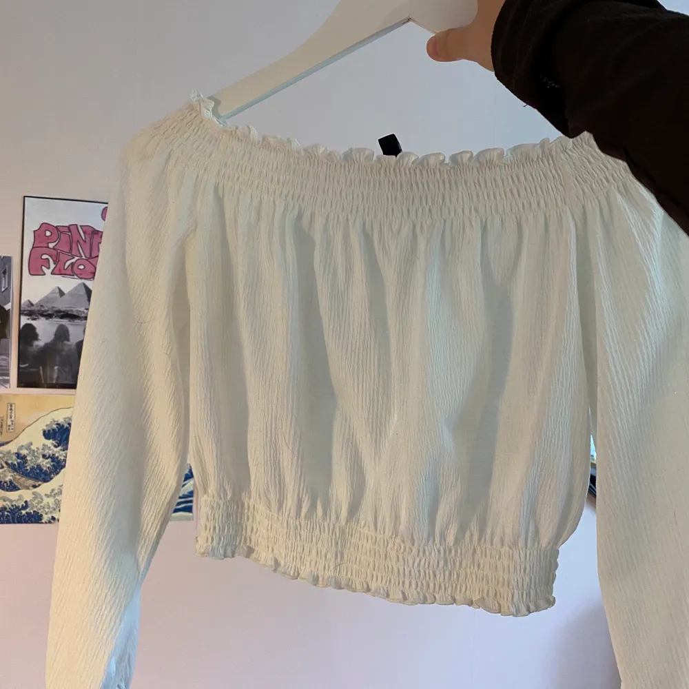 I princip oanvänd tröja/croptop från h&m. Tyget har struktur. Köpare står för frakt (45:- eller 66:- för spårbar. Toppar.