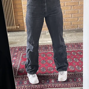 Weekday jeans - Svarta jeans i modellen rowe från weekday🌸 Säljer då jag inte använder dom längre, dom är i bra skick! Skriv för fler bilder eller om ni har några frågor💞