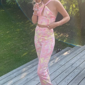Set  - Säljer detta skiiitsnygga set från Zara! Toppen i strl S och byxorna i Xs. Användt 1 gång. Köparen står för frakt. 💖 en del för 275kr hela settet för 350kr