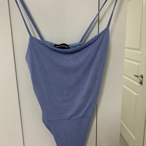 Ljusblå body - Ljusblå body, skrynklig pga tvätt