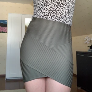 Kjol - En grön, kort kjol från h&m i storlek XS