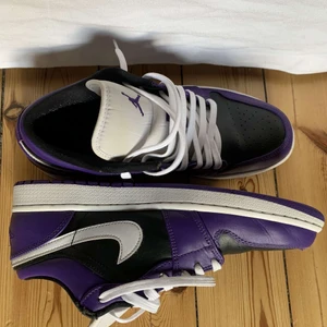 JORDAN 1 court purple black - Säljer nu ett par Jordan 1 low. Bra kvalité trots att de är använda. Storlek 43! Bud från 1000kr frakt på 66kr tillkommer 