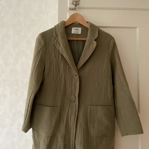 Höst kappa  - Säljer den snygga höst kappa från zara. Använt få gånger och är i bra skick. 