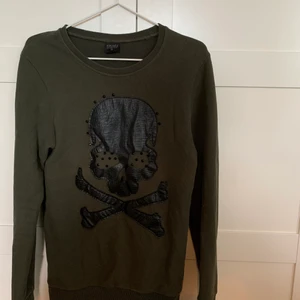 Grön sweatshirt med dödskalle - Grön sweatshirt med dödskalle och svarta stenar, storlek S :))