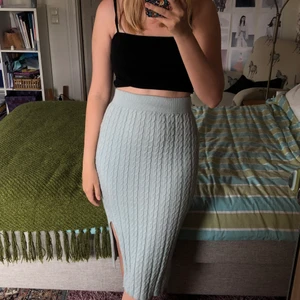 Tajt stickad kjol  NA-KD - Mjuk kabelstickad kjol från NA-KD, använd 1-2 ggr. Viskos och polyesterblanding. Storlek 34 men passar även mig som är 38-40 då den är stretchig. 