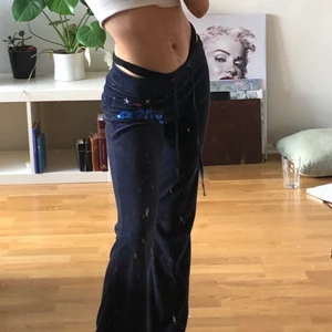 Lågmidjade mjukis från pink - Lågmidjade blå mjukis byxor från pink-Victorias secret💓 2000- tals vibe, liknar juicy couture byxorna💓 används inte därav säljer jag dem💓storlek s men passar mig som har xs, uppskattar att det passar xxs-s alt mindre M då dem är justerbara i midjan 💓 fler bilder kan skickas privat 💓 kan mötas upp i Jönköping annars betalar du frakten 💓