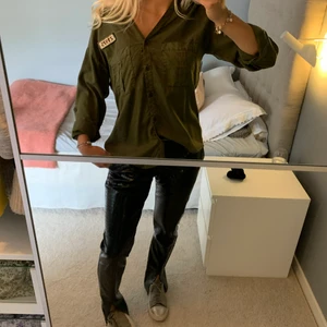 Skjorta från Zara💚💚 - Såå fin militär grön skjorta i storlek S från Zara💘💚