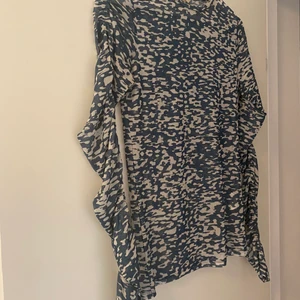 Tunn Långärmad med mönster - Perfekt att ha som topp till finare tillfällen eller till vardags med en stickad tröja över där ärmarna sticker fram! Användt endast en gång!