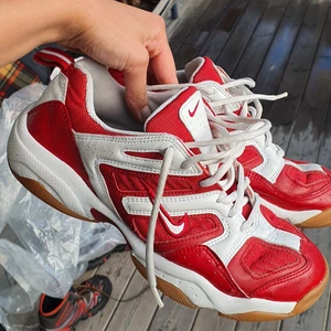 Nike skor - Röda nike skor. Köpta secondhand. I superbra skick💕
