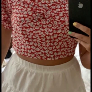 Söt topp med blommor 💐 - Säljer min jättefina topp från shein pga att det inte är min smak riktigt🌿                                                   tröjan är i barnstorlek 152 (11-12 år) men eftersom att shein ofta har lite konstiga storlekar så skulle jag säga att den passar till xs! 💫                                                             Säljer för 69 kr❤️