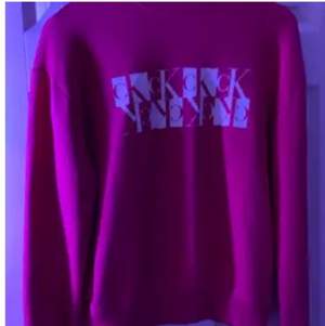 En Calvin Klein tröja i mycket gott skkck och använd Max 4 gånger och har inte tecken på användning, säljs pga att den inte kommer till användning 
