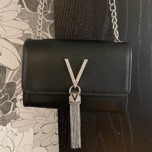 Valentino väska  - Säljer nu min lilla älskade Valentino väska då jag inte använder den längre. Ser helt oanvänd ut då den nästan bara har hängt på väggen. Ny pris 700kr 💕💕  48kr i frakt tillkommer. (Kan mötas upp i Valltentuna, Täby, Upplandsväsby och Åkersberga. 