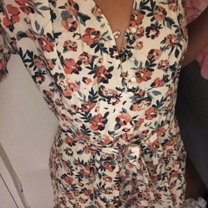 Sommar klänning  - En fin kort sommar klänning aldrig använt vet inte vilket märke