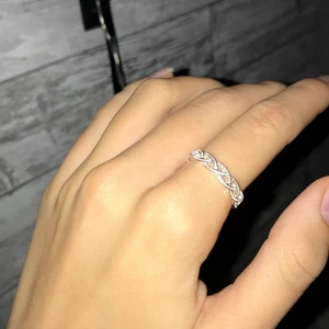 Silverfärgad ring - Säljer eftersom att den var lite för stor för mig och gled bara av. Den är köpt nyligen och har inte märkt någon fel på den såsom att silvetfärgen försvunnit eller något sånt. Den är i väldigt fint skick.😊