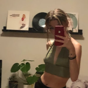 Egensydd halterneck - Säljer nu min handsydda halterneck då jag sydde två🥰 denna är aldrig använd och skulle passa en xxs- S💓 super snygg grön färg och perfekt till fest💓💓 kan mötas upp i Jönköping annars är det du som betalar frakt