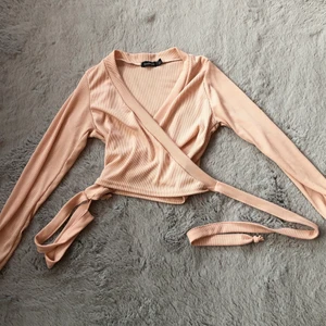 Omlott tröja boohoo  - Säljer denna fina rosa omlott blus från boohoo i stolek xs eftersom den är för liten för mig. Aldrig använd. Köparen står för frakten🌺🌺 De kostar 60kr+ 45 kr frakt🤍🤍