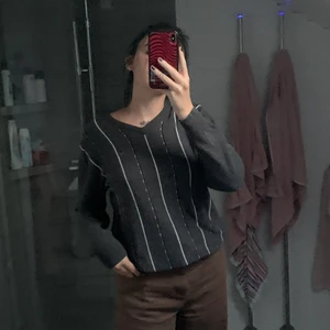 V-neck tröja second hand - Säljer min så fina v-neck tröja som jag köpt på second hand! Den är verkligen så snygg och hade velat behålla men behöver göra mig av med kläder💞 (säljer en annan liknande tröja också)