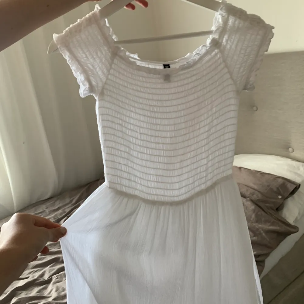 En vit jättefina klänning i nyskick, endast använd typ två ggr. Pris kan alltid diskuteras och betalning sker via swish 💓😋💕. Klänningar.